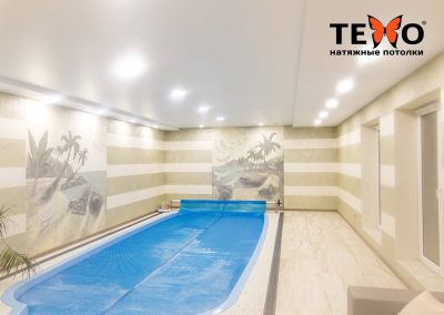 Двухуровневый натяжной потолок с точечными светильниками в бассейне