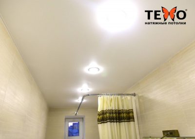 Белый матовый натяжной потолок с точечными светильниками в ванной