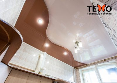 Натяжной потолок волна с многоуровневой конструкцией и точечными светильниками