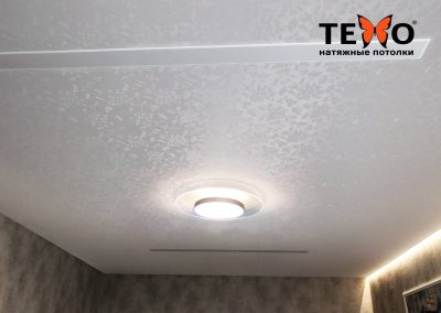 Эксклюзивный натяжной потолок со световыми линиями в гостиной
