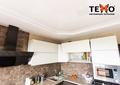 Двухуровневый натяжной потолок с точечными светильниками в кухне