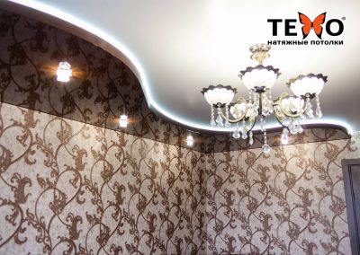 Натяжной потолок волна с многоуровневой конструкцией и точечными светильниками