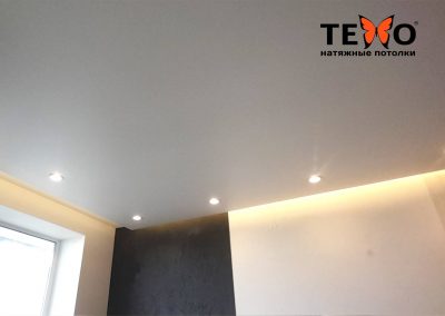 Матовый натяжной потолок со светодиодной подсветкой по периметру комнаты