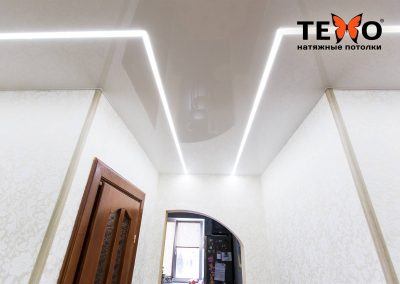 Белый глянцевый натяжной потолок со световыми линиями в коридоре