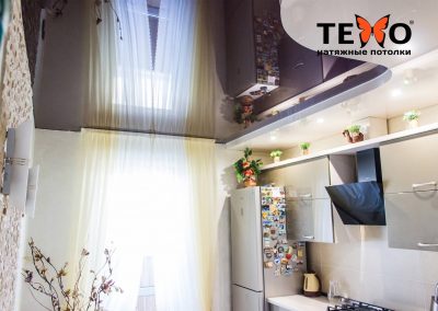 Двухуровневый глянцевый натяжной потолок в небольшой кухне с точечными светильниками