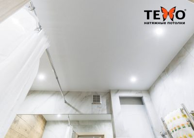 Сатиновый натяжной потолок в ванной с точечными светильниками