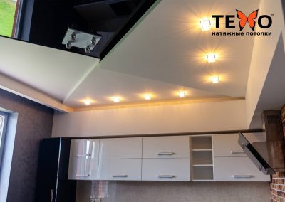 Трехуровневый натяжной потолок с точечными светильниками в кухне