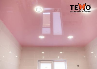 Розовый глянцевый натяжной потолок с точечными светильниками в ванной