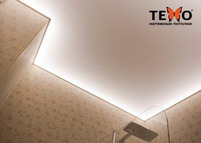 Светопрозрачное полотно со светодиодной подсветкой под натяжным потолком в ванной