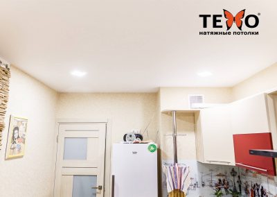 Белый матовый натяжной потолок в кухне с точечными светильниками