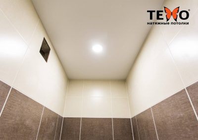 Белый матовый натяжной потолок с точечными светильниками в туалете