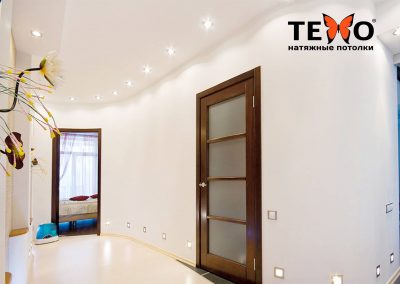 Сатиновый натяжной потолок в просторном коридоре с точечными светильниками