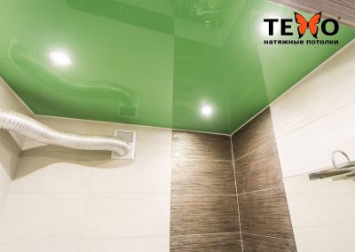 Зеленый глянцевый натяжной потолок в ванной