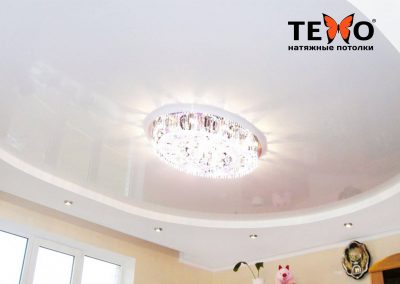 Двухуровневый натяжной потолок в гостиной с точечными светильниками