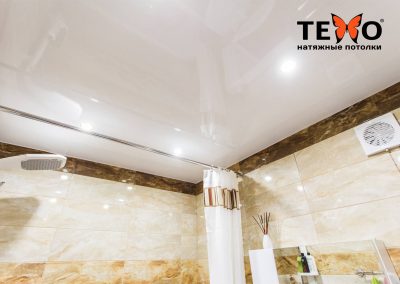 Белый глянцевый натяжной потолок с точечными светильниками в ванной