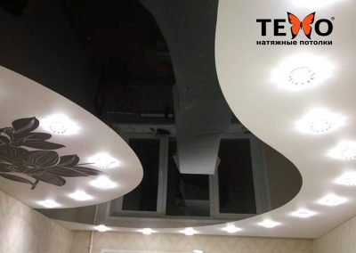 Комбинированный натяжной потолок с фотопечатью и точечными светильниками