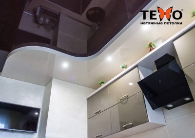 Двухуровневый глянцевый натяжной потолок в кухне с точечными светильниками