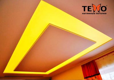 Двухуровневый натяжной потолок со светодиодной подсветкой теплых тонов в гостиной