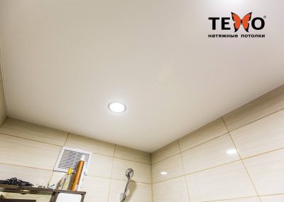 Сатиновый натяжной потолок в ванной с точечными светильниками