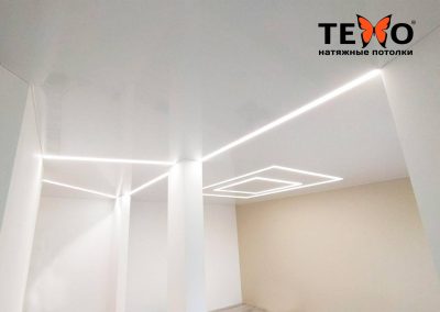 Белый глянцевый натяжной потолок со световыми линиями в просторной квартире