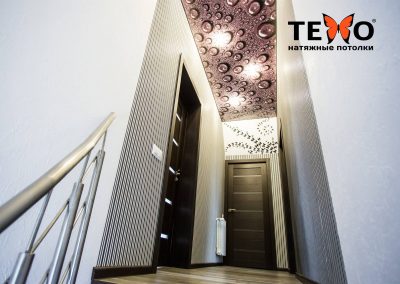 Натяжной потолок с фотопечатью с точечными светильниками в коридоре частного дома
