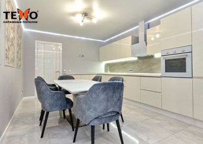 Парящий потолок матовой фактуры в кухне