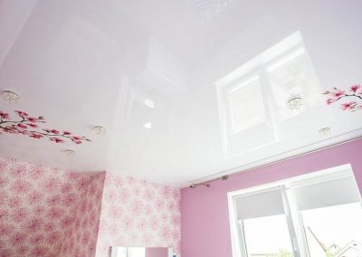 Белые глянцевые натяжные потолки с небольшим элементом фотопечати