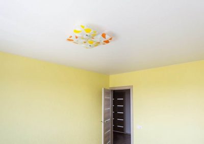 Матовые натяжные потолки в комнате жёлтых цветов