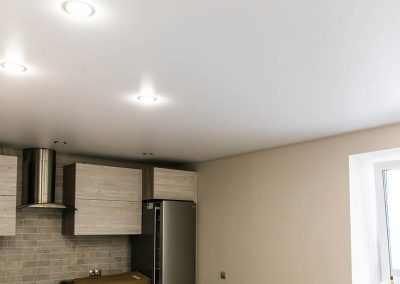 Сатиновый натяжной потолок на кухне