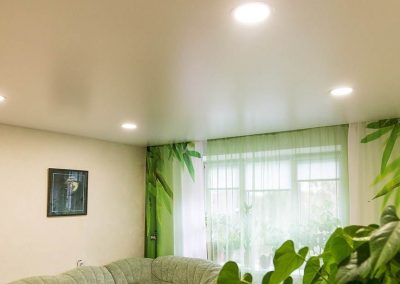 Сатиновые натяжные потолки в комнате с точечными светильниками