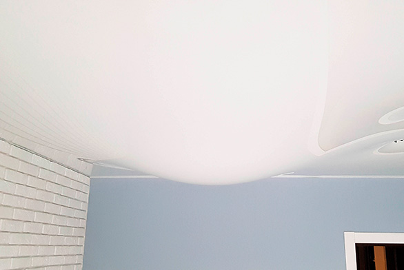 Пузырь с водой на натяжном потолке