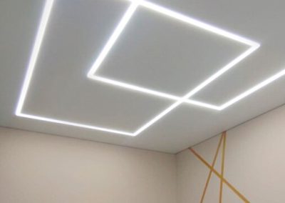 Натяжной потолок со световыми линиями