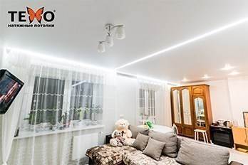 Матовый натяжной потолок со световыми линиями в гостиной