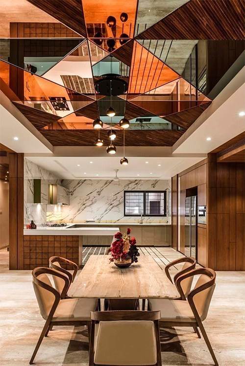 Потолок со вставками зеркального и деревянного оттенка