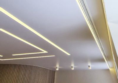 Натяжной потолок со световыми линиями в гостиной