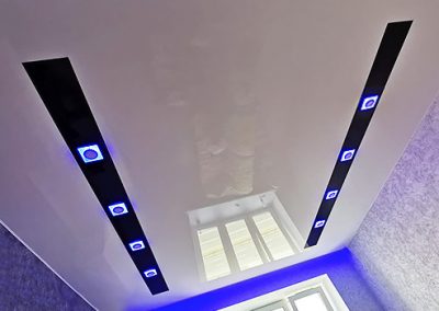 Комбинированный натяжной потолок в гостиной