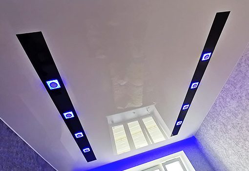 Комбинированный натяжной потолок в гостиной