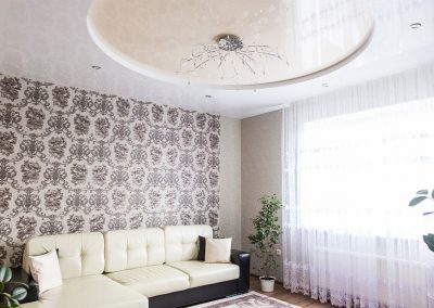 Двухуровневый потолок в гостиной