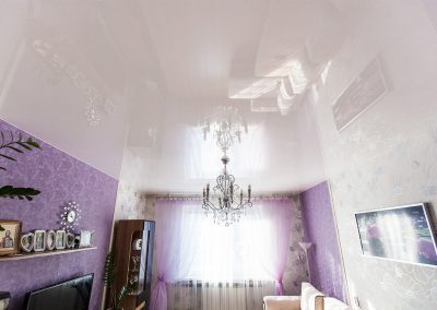 Глянцевый потолок в гостиной