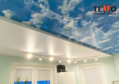 Двухуровневый натяжной потолок с треками в детской