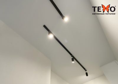 Трековое освещение на матовом натяжном потолке в коридоре