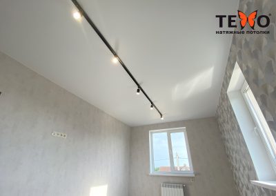 Матовый натяжной потолок с треками в детской