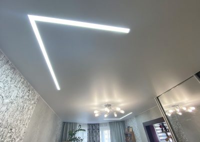 Белый сатиновый потолок со световыми линиями