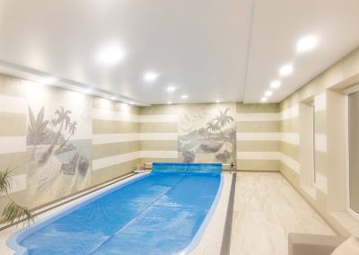 Белый сатиновый потолок в бассейн