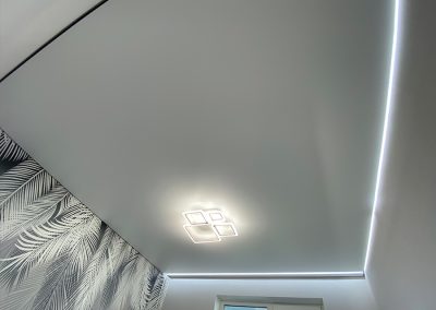Глянцевый натяжной потолок с подсветкой (материал потолка: ПВХ)
