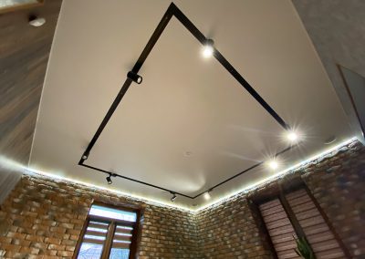 Натяжной потолок с треками и подсветкой