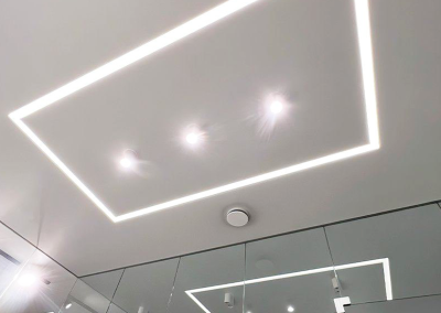 Натяжной потолок с точечными светильниками и парящими линиями