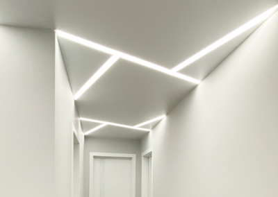 Световые линии на натяжном потолке