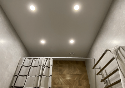 Встроенные светильники для натяжных потолков в ванной