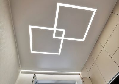 Натяжной потолок со световыми линиями